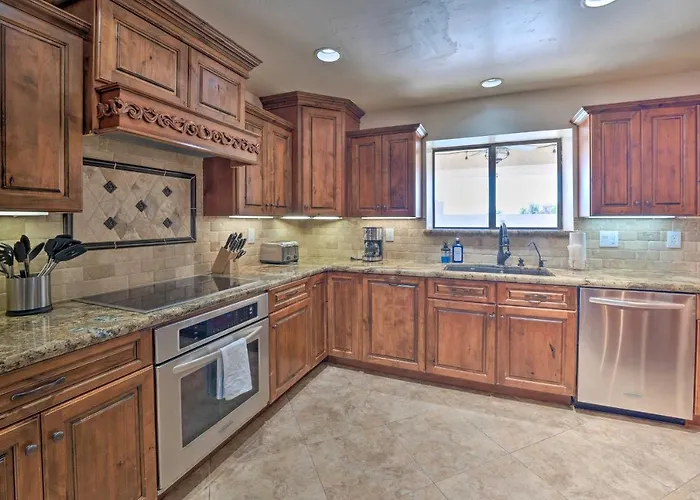Pool & Game Room: Pet-friendly Havasu Gem