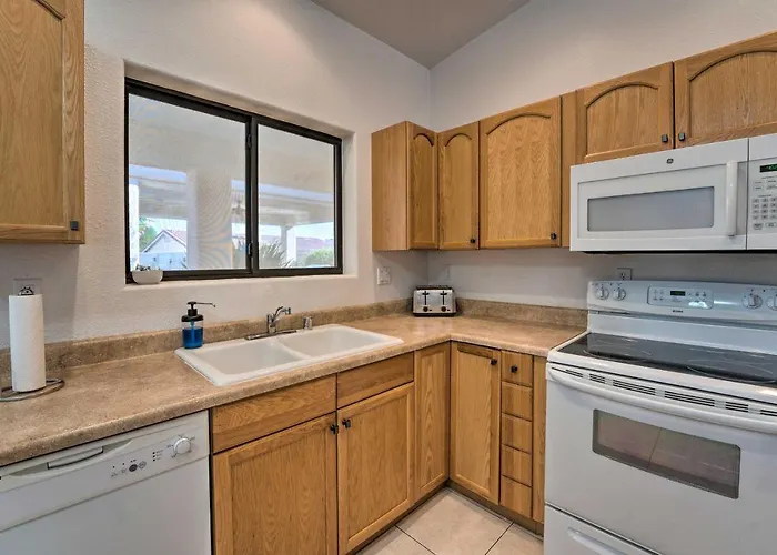 Pool & Game Room: Pet-friendly Havasu Gem Hébergement de vacances