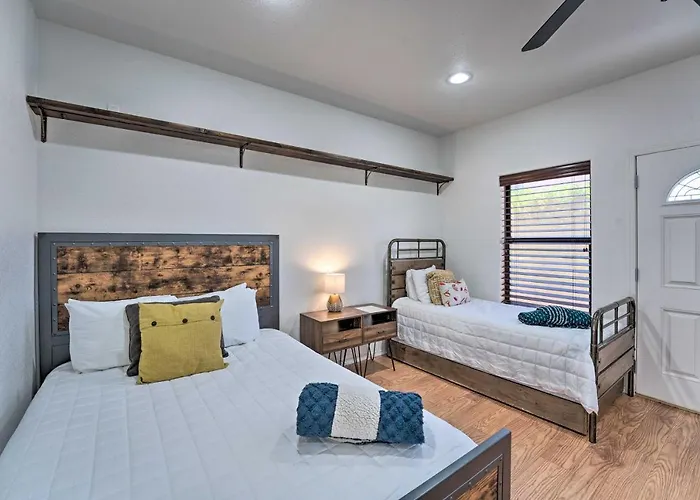 Pool & Game Room: Pet-friendly Havasu Gem Hébergement de vacances *